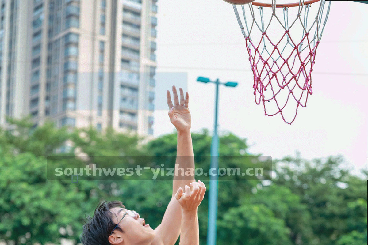 抽象球场标线与网格叠加的几何图形，冷色底纹上点缀橙色标记